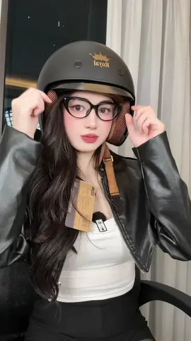 Đeo kính bên trong thoải mái nha 