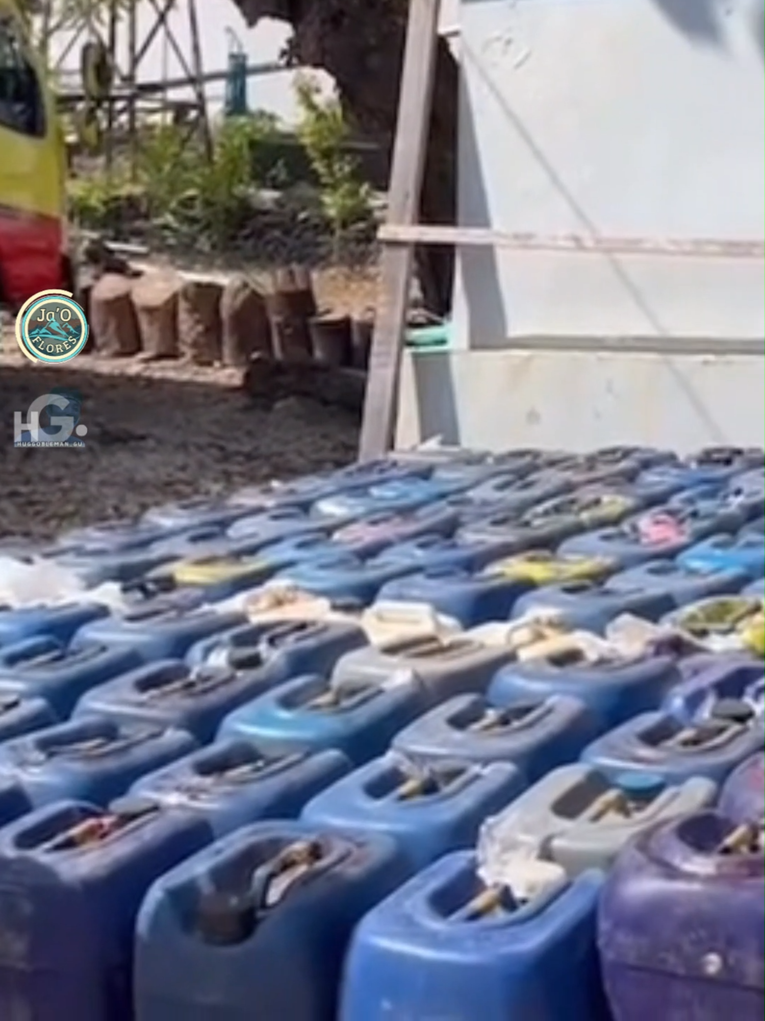 Penyitaan Moke oleh Aparat di NTT Menjelang Akhir Tahun.,   Menjelang akhir tahun ini, beberapa daerah di NTT lagi viral isu penyitaan Moke dari aparat keamanan demi memperlancar agenda akhir tahun dan berbagai kegiatan keagamaan,    Langkah ini justru  menuai reaksi keras dari masyarkakat khususnya pedagang dan petani moke yang menggantungkan hidup dari produksi dan penjualan minuman tradisional ini,   Umumnya di NTT moke bukan hanya sekadar minuman keras, tapi juga merupakan bagian dari budaya dan tradisi lokal, Dimana Moke sering disajikan dalam acara-acara adat dan pesta tradisional,   Larangan penjualan moke ini dinilai sebagai ancaman terhadap keberlangsungan budaya dan tradisi dimana moke memiliki peran penting dalam berbagai upacara adat dan kehidupan sosial Masyarakat di NTT, Mudah-mudahan Pemerintah daerah dapat mencari solusi yang adil dan bijak untuk mengatasi masalah ini, agar keberlangsungan budaya dan tradisi masyarakat NTT dapat terjaga, dan ekonomi masyarakat juga dapat tumbuh dengan baik.,    #ntt #nttpride🏝🔥 #nttpride #flobamora #minumankeras #moke #mokentt #maumere #flores #ende #minumantradisional