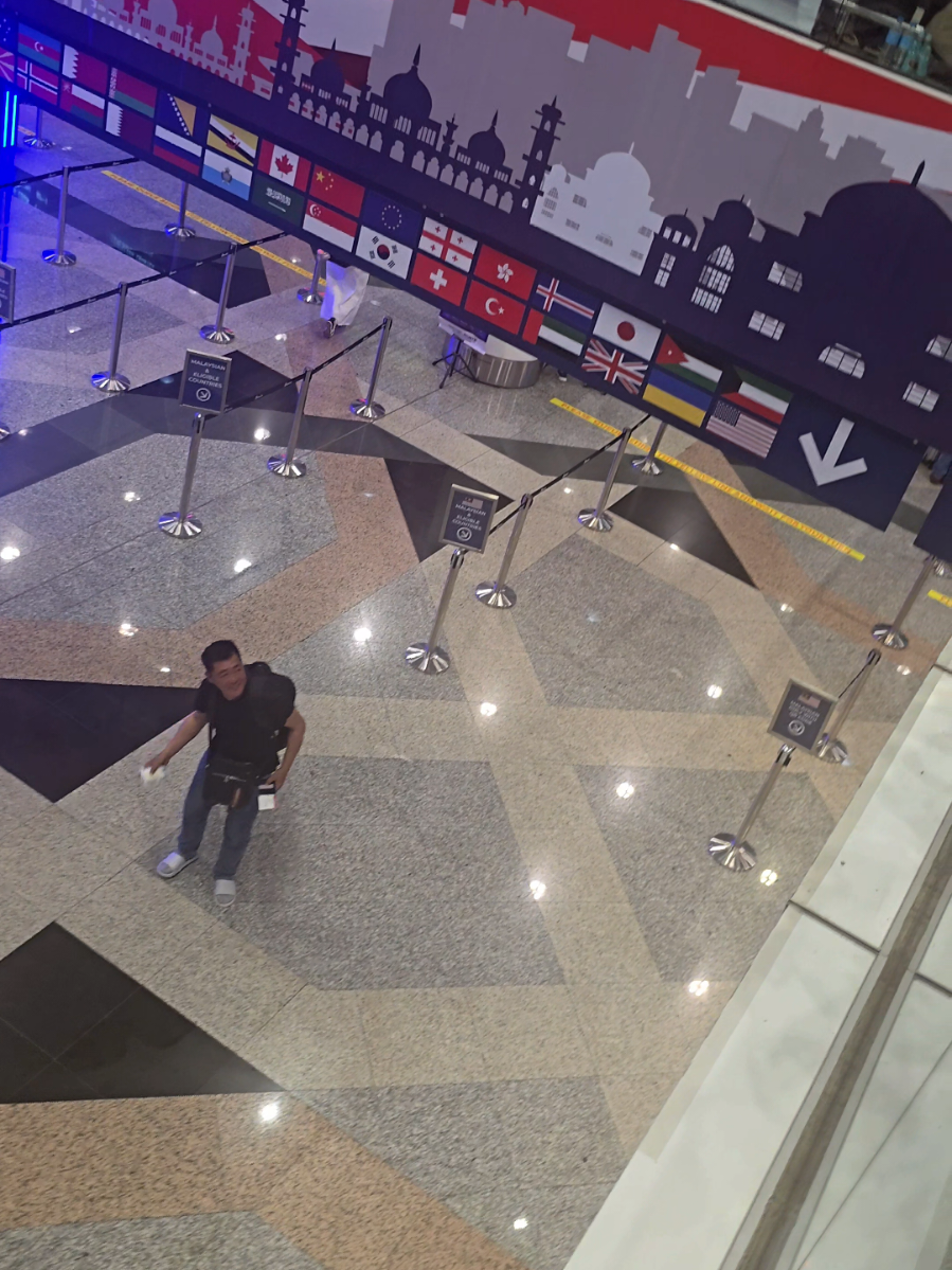 gyunini someone jatuh so stranger kena baling utk dpt kan balik😂😂 #ZB1inKL #ZEROBASEONE #zb1 #jiwoong #zhanghao #hanbin #matthew #taerae #ricky #gyuvin #gunwook #yujin #gyunini #gyuninizeroni  #zeroni #fypシ #fyp #zyxcba 