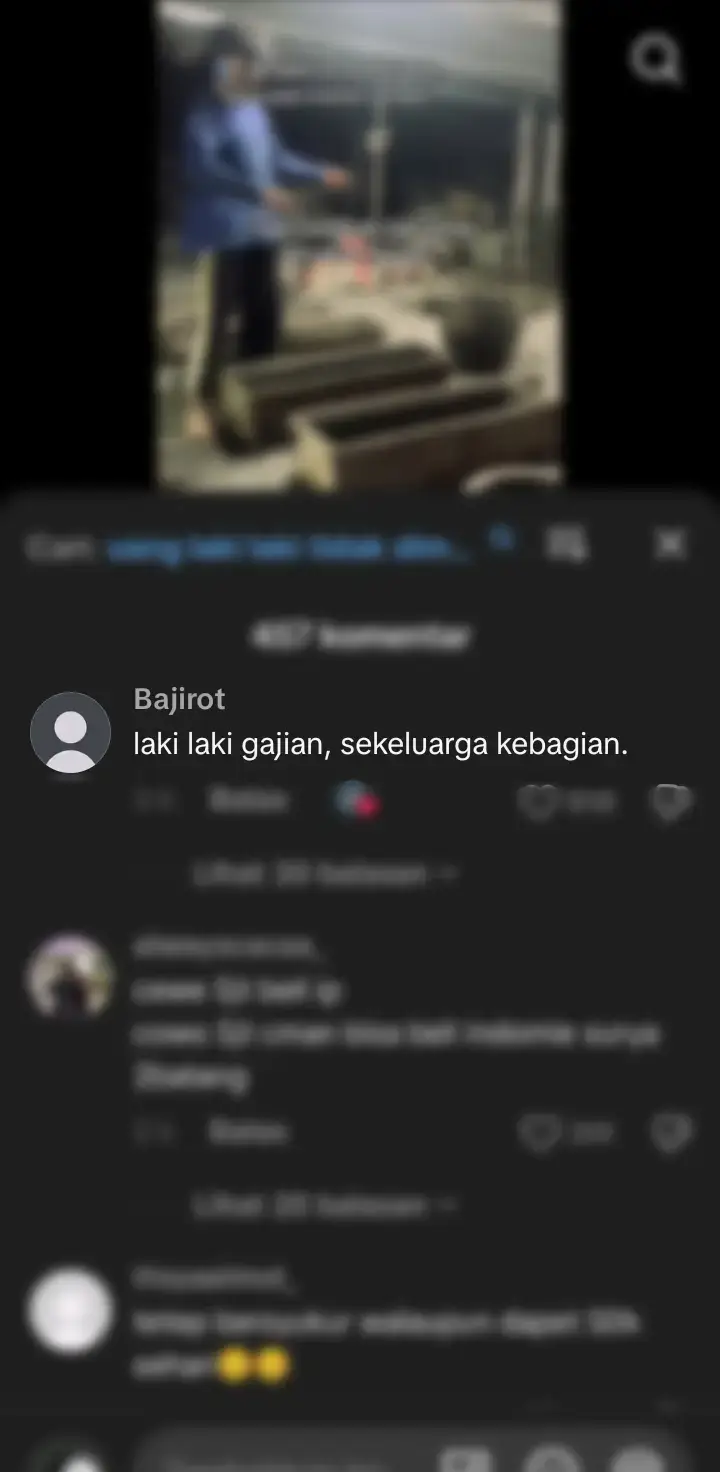 Bahan-bahan: 500 gram daging sapi segar (giling halus) 100 gram tepung tapioka 3 siung bawang putih (haluskan) 1 sdm garam ½ sdt lada bubuk 1 butir putih telur 100 ml air es 🍲 Cara membuat: 1. Haluskan adonan: Campur daging sapi giling, bawang putih, garam, lada, dan putih telur. Giling/blender sampai halus dan lembut. 2. Tambahkan bahan pengikat: Masukkan tepung tapioka dan air es sedikit demi sedikit sambil diaduk hingga adonan kalis dan bisa dibentuk. 3. Bentuk bakso: Ambil sedikit adonan, bentuk bulat menggunakan tangan atau sendok. 4. Rebus bakso: Siapkan panci berisi air panas (tidak mendidih). Masukkan bakso satu per satu sampai mengapung. Setelah mengapung, biarkan 5–7 menit agar matang sempurna. 5. Angkat dan tiriskan. 🍜 Saran penyajian: Sajikan dengan kuah kaldu sapi, mie, sawi, dan bawang goreng di atasnya. Mau saya tambahkan juga resep kuah bakso gurih seperti di warung?
