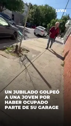 VIOLENCIA EN VILLA DEL PARQUE🔴 Un violento episodio ocurrió este miércoles por la tarde en el barrio porteño de Villa del Parque, cuando un jubilado atacó a una joven de 23 años tras una discusión por un auto mal estacionado. Según relató la víctima, identificada como Agustina, el hombre primero le reclamó por obstruir la entrada de su garaje y luego, mientras ella lo filmaba, le dio un golpe de puño en el rostro. Más tarde, volvió a agredirla cuando intentó escracharlo públicamente. Un vecino que pasaba por el lugar intervino para detenerlo. Agustina sufrió un corte en el labio y realizó la denuncia correspondiente. El agresor quedó a disposición de la Justicia.