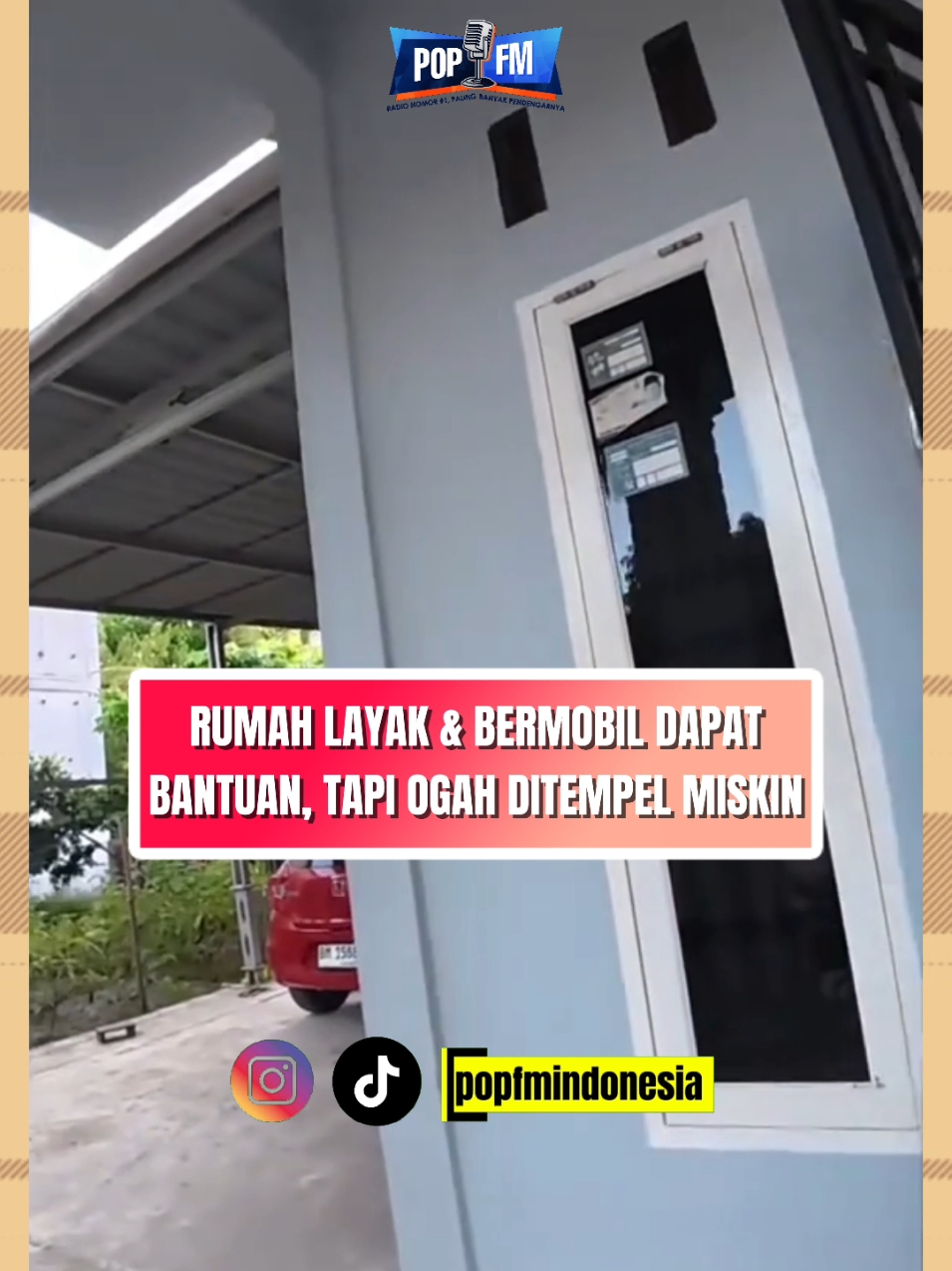 Seorang warga Branjangan viral setelah menolak rumahnya ditempeli stiker “keluarga tidak mampu”. Pria tersebut diketahui memiliki rumah layak dan mobil, namun masih terdaftar sebagai penerima bantuan sosial.  Petugas sudah menjelaskan bahwa stiker itu bertujuan menandai rumah penerima bantuan agar penyaluran lebih tepat sasaran, tetapi ia tetap menolak. Meski begitu, warga itu juga tidak mau dicoret dari daftar penerima bantuan, sehingga menuai sorotan dan kritik warganet di media sosial. #popfmindonesia #bantuan #pkh #miskin 
