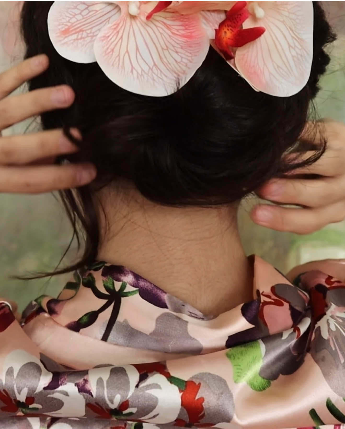 Peinadito de shavaaa en menos de 30 segundos 🌷 ¿Ya te diste una vuelta por el catálogo? déjame una “🌸” aquí abajito y te lo comparto. No te quedes sin las tuyas! . . . #flores #hairstyle #hairclips #flowers #pinzasflorales