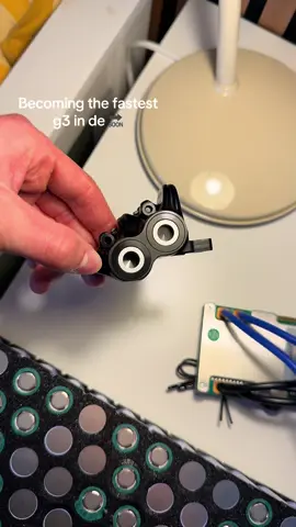 Now fuck ass kukirin can't keep up anymore 🤣. Easy gap @William #ninebot #kukirin #escooter #escootertuning 