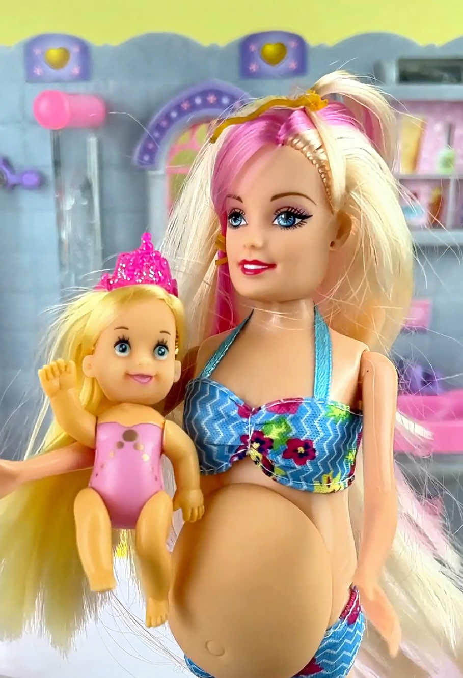 Barbie is here to take a bath with her little one!#cartoon #toyset #barbie #toys 