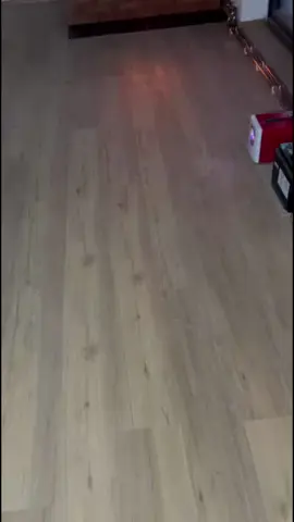 Am stat mult sa ne gândim la nevoile noastre si sa alegem cu capul ,cu logica.  senineu cu centrală, va ziceam in clip ca trag doar 4 calorifere iar in hol si living nu deoarece el da căldură.  Locuim la țară asa ca vreau puțin miros de fum si așchii  pe covor, mai vreau si un balansoar cu un ceai si mai vreau sa  învăț  sa crosetez🤭💎 #semineu #centrala #soba #fum #toamna 