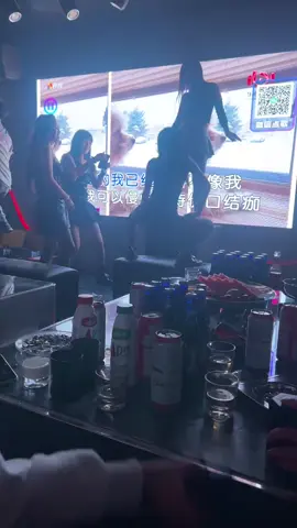 白天睡觉下午赌 晚上喝酒跟跳舞