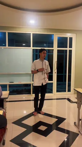 📚🌍 English Camp In Action – 2 s/d 8 November 🌍📚 Alhamdulillah, kegiatan English Camp In Action di PEM Gondanglegi kembali digelar dengan penuh semangat dan antusiasme para santri! ✨ Selama satu pekan, seluruh santri terlibat aktif menggunakan bahasa Inggris dalam aktivitas harian — mulai dari percakapan santai, permainan edukatif, hingga presentasi singkat yang melatih keberanian dan kemampuan berbicara. 💬🎯🇬🇧 🎯 Tujuan utama kegiatan ini: • Menumbuhkan rasa percaya diri santri dalam berbicara bahasa Inggris. • Membiasakan penggunaan bahasa Inggris di luar ruang kelas. • Meningkatkan motivasi belajar bahasa internasional. • Menciptakan lingkungan pesantren yang mendukung budaya English speaking. Melalui kegiatan ini, santri PEM Gondanglegi diharapkan mampu menjadi generasi yang berwawasan global, berani berkomunikasi, dan siap menghadapi tantangan masa depan. 🌟 #EnglishCamp #SantriPEM #BahasaInggris #PEMGondanglegi #SantriMillennialMendunia