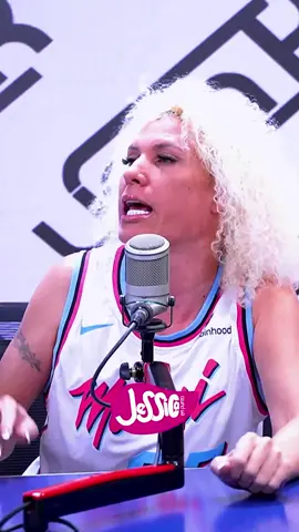 💥 burbupr asegura que #laperversa tiene dos caras: una frente a michaelflorees y otra totalmente distinta cuando él no está 😳 📺 Descúbrelo ahora en nuestro canal de YouTube.