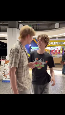 انا وهي كنا مجرد بنات خالات مقربات بس بيوم من الايام تحديدا 2024 شهر   اكتوبر تقابلنا زي اي يوم عادي بس  نمنا مع بعض طبيعي  لكن بذاك اليوم كنت أتأملها وهي نايمه  اتاملها بكل حب من بعد ذاك اليوم حسيت بمشاعر غريبه  وبديت اتقرب منها اكثر واكثر لكن  مااعترفت  ومرت الايام ودخلنا السنه الجديده  وكنت اتكلم مع صديقتي بالجوال الا بديت اتكلم عنها عند خويتي واعترفت بكل شي وخويتي علمتني وش معنى مشاعري ومن ذاك اليوم اعترفت لحبيبتي اني احبها وصرنا مقربين اكثر من قبل ونحب بعض كثير رغم مشاكلنا الا انو لا زلنا نحب بعض  #bl #mlm #gf #wlw #بيقبارك 