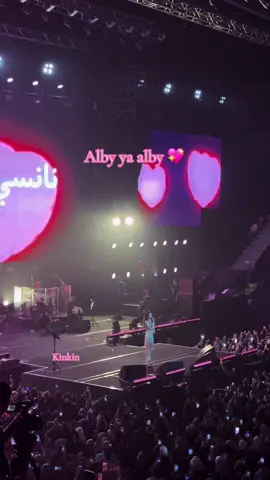 Lagu favoritku langsung dinyanyiin sama penyanyinya 🥹💖 @Nancy Ajram  #nancyajram #nancyajrammusic #istorasenayanjakarta #arabicsong #fypシ゚ 