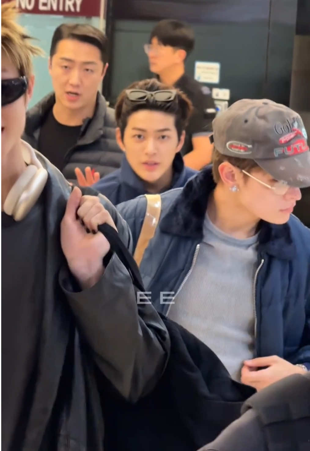 ตอนแรกน้องออกมาแบบยิ้มแย้มมาก แต่ช่วงโดนเบียด โดนดึง หน้าน้อง ๆ ไม่โอเคเลย ช่วยดูแลเด็ก ๆ ให้ดี ๆ กันหน่อยได้มั้ย  #CORTIS #코르티스 #fypシ #tiktoktrending #fyp 