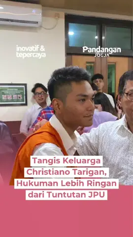 Keluarga Christiano Pengarapenta Pengidahen Tarigan menangis saat sidang terbuka pembacaan vonis oleh Majelis Hakim Pengadilan Negeri Sleman pada Kamis (6/11). Christiano divonis 1 tahun 2 bulan penjara dan denda Rp 12 juta dengan subsider 3 bulan kurungan atas kecelakaan lalu lintas yang menyebabkan kematian mahasiswa UGM, Argo Ericko Achfandi. Vonis terhadap Christiano sebagai terdakwa lebih ringan dibandingkan dengan tuntutan Jaksa Penuntut Umum yang menuntut 2 tahun penjara dan denda Rp12 juta dengan subsider 6 bulan kurungan. Penasihat hukum Christiano, Achiel Suyanto, menyatakan pihaknya menghormati putusan hakim. “Menurut hakim yang terbaik, kita harus hormati.Apapun bentuk keputusannya.  Kan kita masih punya waktu tujuh hari untuk pikir-pikir,” ujar Achiel, kepada awak media usai sidang terbuka di PN SLeman, Kamis (6/11). Achil juga menilai keputusan hakim cukup baik lalu akan berkonsultasi dengan Christiano dan keluarganya. Tapi penilaian saya cukup bagus penilaian (Majelis Hakim). Nunggu konsultasi dengan si terpidana maupun dengan keluarganya,” jelasnya. Aset: Artikel: Pandangan Jogja Video: pandangan Jogja/Resti Damayanti #christianotarigan #argoericko #ugm #pnsleman #pandanganjogja 