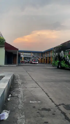 Vibes maghrib di terminal 😍#fyp #fypシ #busjawatimuran #restupandapariwisata #harapanjayabus 