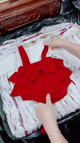 Yếm nhung nơ kèm áo#mebimsua #quanaotreem #xuhuong #mebimsuachamcon #hottrendtiktok 