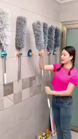 Mỗi lần dọn vệ sinh là đau hết cả đầu, may có cây chổi quét trần nhà rút gọn này giờ cũng đỡ rồi đấy các bác ạ.