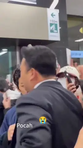 Trời ơi cái gì đang xảy ra với mấy ẻm thế này.Biết là fan nhưng mà phải biết có chừng mực,biết giữ khoảng cách chứ :((Mấy ẻm diễn về rất mệt mà cứ bâu vào như vậy.Nhìn mặt đứa nào đứa nấy sợ với lại hoảng chưa kìa.Chỉ mới có k8,k9,k5 mà nhìn vậy tội vl😭😭#cortis#viraltiktok 