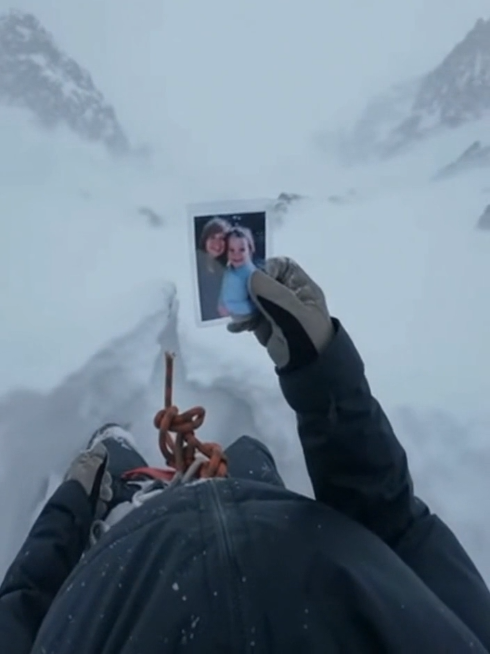 Stuck in Mount Everest. Sad and emotional video 💔💔 #claustrophobia #mountain #mounteverest #realfear #fyp 