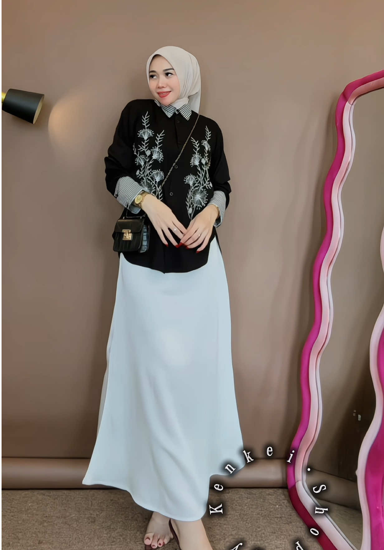 Rekomend banget si atasannya lucu poll 🖤🖤🖤 #atasanwanita #atasanwanitamurah #ootdhijab #hitam 