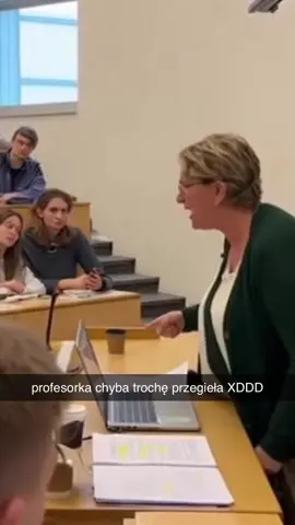a potem była miła cały wykład bo ludzie ściągnęli tą apkę i kilku zapisało się do niej na korki🤣🤣 #uczelnia #profesorka #szalona #uni #nauka 