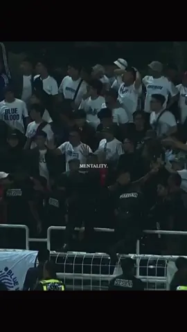 Terlihat menit 89 pertandingan sempat terhenti, firm dari selangor menyusup tribun bobotoh!