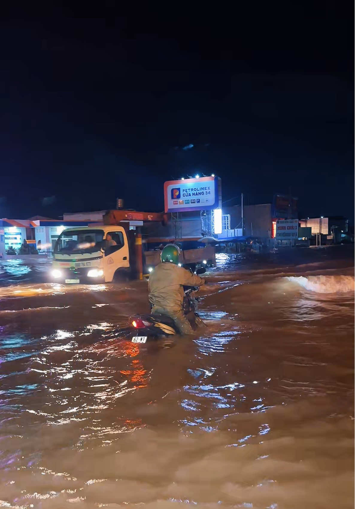 Kỹ niệm năm lũ đỉnh điểm tháng này,ngập sâu gần 60cm luôn, xe máy là thua luôn #diicungtri #vinhlong64 