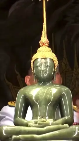 ในหลวง และพระราชินี ทรงเปลี่ยนเครื่องทรงฤดูฝนเป็นเครื่องทรงฤดูหนาวถวาย “พระแก้วมรกต”  . วันนี้ (๖ พฤศจิกายน ๒๕๖๘) เวลา ๑๗.๒๗ น. พระบาทสมเด็จพระเจ้าอยู่หัว และสมเด็จพระนางเจ้า ฯ พระบรมราชินี เสด็จพระราชดำเนินไปในการพระราชพิธีทรงเปลี่ยนเครื่องทรงพระพุทธมหามณีรัตนปฏิมากร จากเครื่องทรงฤดูฝนเป็นเครื่องทรงฤดูหนาว ซึ่งตรงกับวันแรม ๑ ค่ำ เดือน ๑๒ ณ พระอุโบสถ วัดพระศรีรัตนศาสดาราม ในพระบรมมหาราชวัง โอกาสนี้ สมเด็จพระเจ้าลูกยาเธอ เจ้าฟ้าทีปังกรรัศมีโชติฯ สิริวิบูลยราชกุมาร เสด็จในการนี้ด้วย  . #ทรงพระเจริญ #ในหลวง #ราชินี #พระแก้วมรกต #ฤดูหนาว 