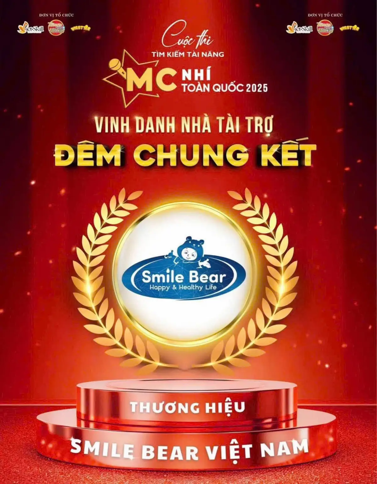 Từ những nụ cười hồn nhiên đến những giọng nói đầu tiên – Smile Bear tự hào được đồng hành cùng các tài năng nhí trên hành trình tỏa sáng! 🌈 Chúc các con có một đêm Chung kết thật bùng nổ, thật tự tin và tỏa sáng hết mình nhé! ✨Mỗi nụ cười của con – chính là niềm hạnh phúc của Smile Bear 💙 Các ba mẹ nhà Smile Bear có con dự thi, nhớ cùng cổ vũ cho các “ngôi sao nhỏ” của chúng ta nhé! 🥰 [VINH DANH NHÀ TÀI TRỢ ĐỒNG HÀNH] SMILE BEAR VIỆT NAM 🐬  Smile Bear - Rạng rỡ mỗi ngày, yêu thương trọn vẹn! Bởi mỗi nụ cười khỏe mạnh của trẻ em hôm nay chính là niềm hy vọng tươi sáng của ngày mai. 🐬  Smile Bear Việt Nam là dự án dinh dưỡng đến từ Tập đoàn Signature Bear International, thương hiệu tiên phong với hơn 14 năm đồng hành cùng sức khỏe trẻ em toàn cầu, mang sứ mệnh nuôi dưỡng thế hệ tương lai bằng tình yêu và khoa học dinh dưỡng hiện đại. 🥛 Với những dòng sản phẩm chất lượng quốc tế như Babyme, Alma, Smile Bear, Samine, cùng các sản phẩm bột ăn dặm, sữa trái cây, sữa tươi và yến sào dinh dưỡng, Smile Bear Việt Nam không chỉ chăm sóc thể chất mà còn lan tỏa năng lượng tích cực, khơi nguồn niềm vui và tự tin cho mọi trẻ em Việt Nam. 🌻 BTC gửi lời cảm ơn sâu sắc đến Smile Bear Việt Nam đã đồng hành xuyên suốt mùa thi - Cuộc thi Tìm kiếm Tài năng MC Nhí Toàn Quốc 2025, cùng chúng tôi gửi trọn yêu thương đến các thí sinh, tiếp thêm năng lượng để các “giọng nói nhí” tỏa sáng rạng rỡ nhất trên hành trình chạm đến ước mơ.     🎙️ CUỘC THI MC NHÍ TOÀN QUỐC 2025 🎙️  #cuocthimcnhitoanquoc #mcnhi #vietskill #viestar #baothieunientienphongvanhidong        