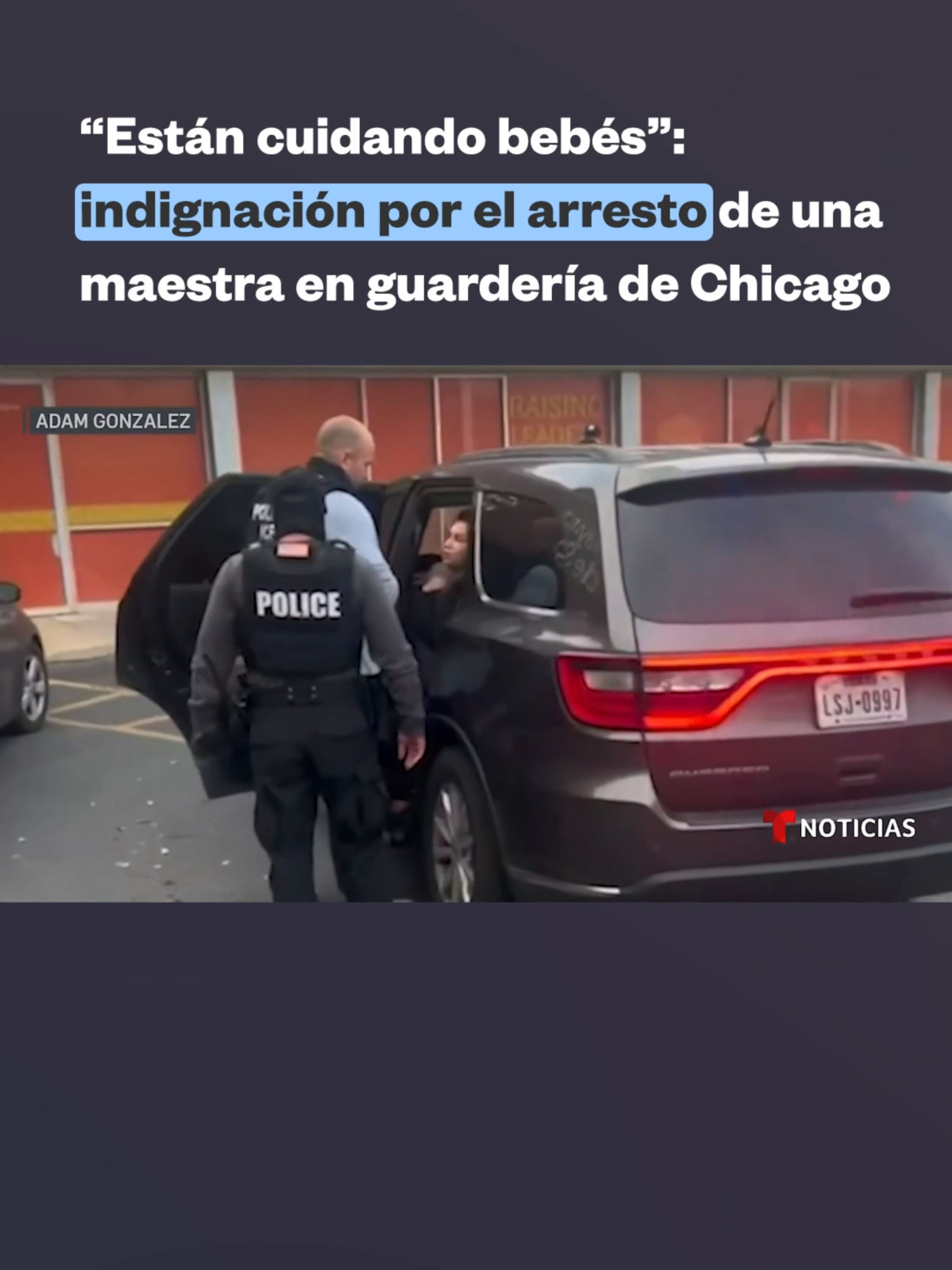 📍Decenas de personas en #Chicago salieron a las calles a exigir que los agentes de #ICE se vayan de la ciudad luego de que una maestra fue sacada a la fuerza de una guardería y arrestada por agentes armados en frente de padres y niños.  En las imágenes se ve que la mujer trató de resistirse a la detención, pero dos oficiales la sacaron a la fuerza del edificio. Es la primera aprehensión migratoria que se registra dentro de un centro de educación infantil.  El DHS dice que el lugar no era el objetivo, sino una pareja que huyó de una parada de tráfico.