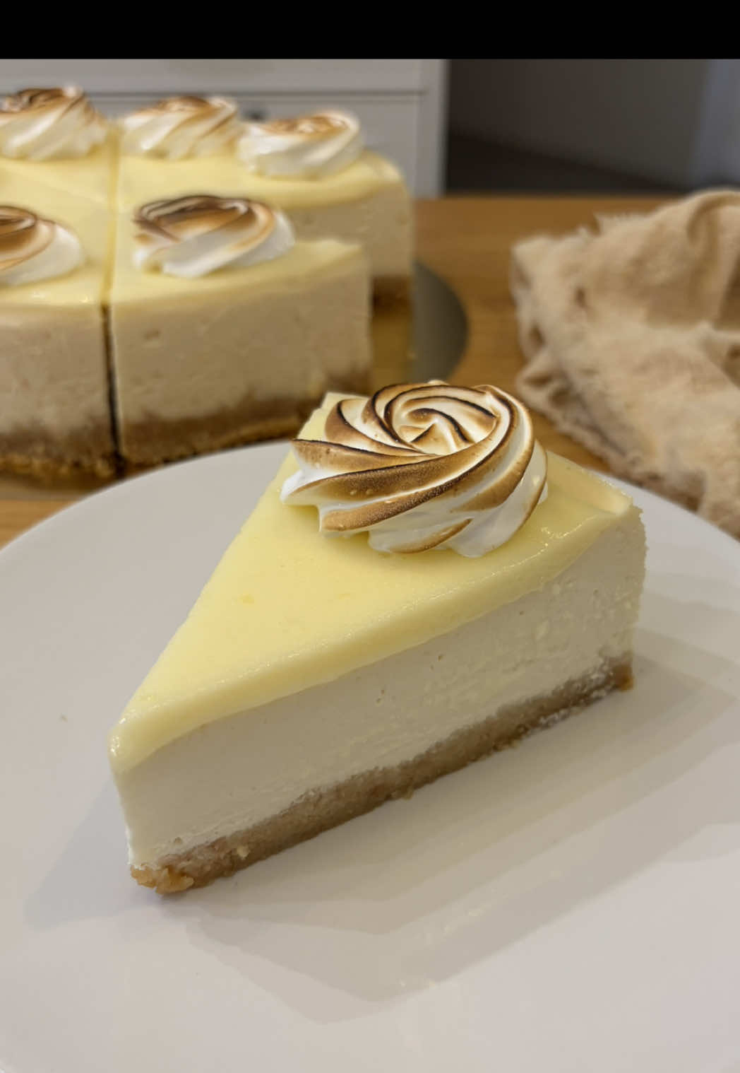 צ׳יזקייק בסגנון פאי לימון 🍋 רינג/תבנית קפיצית קוטר 22 - לבסיס: 150 גרם ביסקוויטים טחונים 100 חמאה מומסת - לעוגת גבינה: 500 גרם גבינה לבנה 2 מיכלים גבינת שמנת (450 גרם) פחית חלב מרוכז 4 ביצים רבע כוס לימון סחוט מעט גרידת לימון - לקרם לימון: 2 ביצים (לי היו רק ביצים XL אז השתמשתי בביצה וחצי) חצי כוס סוכר שליש כוס לימון סחוט מעט גרידת לימון 2 כפות שמנת מתוקה 60 גרם חמאה - למרנג: 70 גרם חלבון (בערך 2 ביצים) 140 גרם סוכר - אופן ההכנה: בקערה מערבבים ביסקוויטים טחונים וחמאה לאיחוד. משטחים ברינג/תבנית ומכניסים בנתיים למקפיא. - מחממים תנור ל 140 מעלות ושמים בתחתית התנור תבנית עם מים רותחים ליצירת אדים. בקערה שמים גבינת שמנת וגבינה לבנה ומערבבים לריכוך (אפשר לחמם 30 שניות במיקרו כדי שהגבינות יתרככו). מוסיפים חלב מרוכז וטורפים לאיחוד. מוסיפים ביצים וטורפים לתערובת אחידה. מוסיפים מיץ לימון וגרידת לימון ומערבבים לאיחוד. שופכים את מלית הגבינה מעל התחתית ומעבירים לתנור לשעה ורבע עד שעה וחצי, קצוות העוגה אמורות להתייצב אך המרכז אמור להיות מעט רוטט (זה יתייצב במהלך הצינון והקירור). מוציאים את העוגה מהתנור, מצננים לגמרי בטמפרטורת החדר ולאחר מכן מעבירים ללילה במקרר. לאחר לילה (או לפחות 6 שעות) ניתן לחלץ את העוגה. - בקערה שמים ביצים, סוכר, מיץ לימון, גרידת לימון ושמנת מתוקה וטורפים. מעבירים את הקערה לבן מארי ומבשלים את התערובת תוך כדי ערבוב, עד שהיא מסמיכה ומגיעה לטמפרטורה של 75-80 מעלות. מורידים את הקערה מהבן מארי, מוסיפים חמאה ומערבבים אותה לתוך הקרם. נותנים לקרם להתקרר מעט ולאחר מכן מיישרים אותו מעל העוגה. מעבירים את העוגה לשעה של התייצבות במקרר. - בקערה שמים חלבונים וסוכר ומבשלים על בן מארי עד שכל הסוכר נמס בחלבונים, התערובת חמה יותר (לא רותחת) והופכת להיות במרקם נוזלי יותר (אפשר להרגיש אם הסוכר נמס בעזרת האצבעות). מעבירים את התערובת לקערת המיקסר ומקציפים בערך 10 דקות, עד שמתקבל מרנג יציב, מבריק וקערת המיקסר מתקררת. מזלפים את המרנג על העוגה בצורה שאוהבים ושורפים אותו עם ברנר בתיאבון 🙂 #fyp #foryou #פוריו #לומדים_עם_טיקטוק #cheesecake 