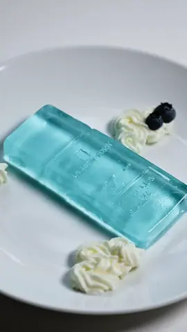 Textura leve.   Anthelios UVAIR FPS 60: proteção 10x mais leve e irresistivelmente confortável na pele. 💙 @ciça  #AntheliosUVAir  #LaRochePosay #ProtetorSolar #Skincare