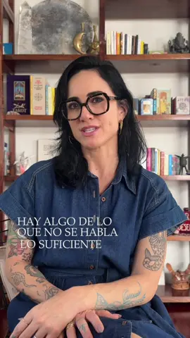 Los cambios son incómodos, hay una parte en la que nada encaja, en la que no eres la de antes pero tampoco la de ahora. Date tiempo, el proceso se acomoda cuando te permites habitarlo✨ #transiciones #procesopersonal #autoconocimiento #sanacion #terapia