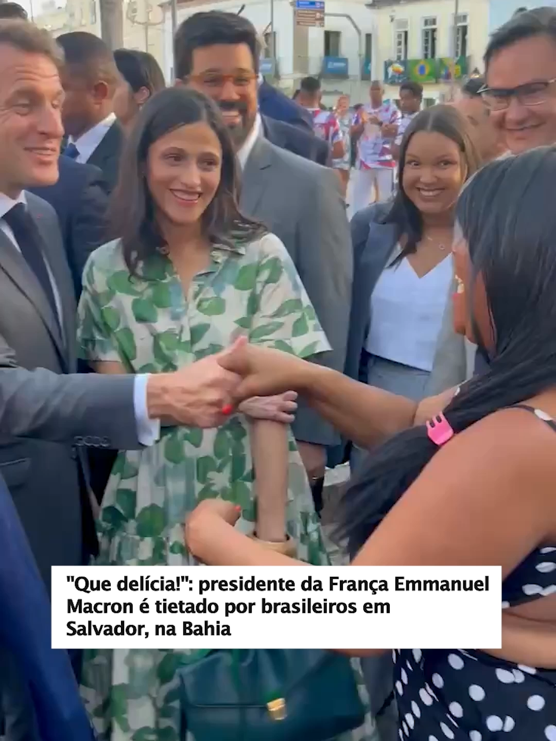 Em visita à Bahia, na quarta-feira, 5, Emmanuel Macron levou diversas pessoas ao Centro Histórico de Salvador a fim de ver e cumprimentar o presidente da França. Macron, que foi recebido pelo governador Jerônimo Rodrigues (PT) e pela ministra da Cultura, a cantora baiana Margareth Menezes, passou por pontos turísticos da cidade, tocou com o Olodum, curtiu um afoxé com os Filhos de Gandhy e tirou fotos com quem estava “tietando” o presidente por ali. Emmanuel Macron esteve na capital para participar de um evento sobre as relações entre o país dele e o Brasil. Imagens: reprodução/X #Brasil #França #Bahia #Salvador #Macron #EmmanuelMacron