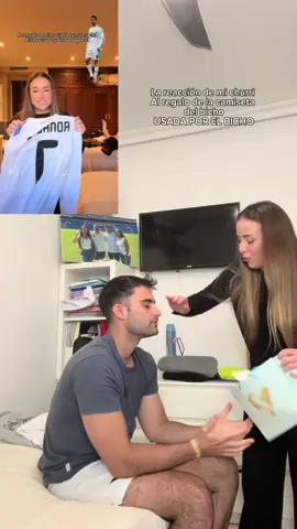 Aquí tenéis la esperada reacción de mi churri a la camiseta de Cristiano Ronaldo. Esa camiseta me la dió cuando tenía seis años y la daba por perdida. Pero no le ha podido hacer más ilusión jeje te amo bebé