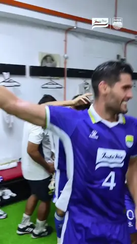 𝘮𝘦𝘯𝘢𝘯𝘨 𝘮𝘦𝘳𝘢𝘺𝘢𝘬𝘢𝘯, 𝘬𝘢𝘭𝘢𝘩𝘯𝘺𝘢 𝘬𝘢𝘱𝘢𝘯?? 🤫💙#persibbandung #andrewjung  #adamalis #tejapakualam #foryoupage 