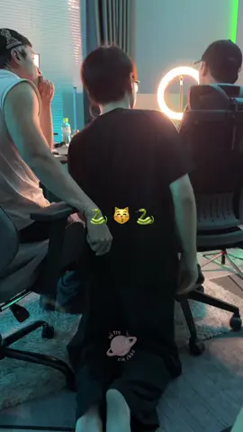 Em mèo 😼 ngồi giữa 2 bà rắn 🐍  #nhamphuongnam #buiduyngoc #khoivu #anhtraisayhi 