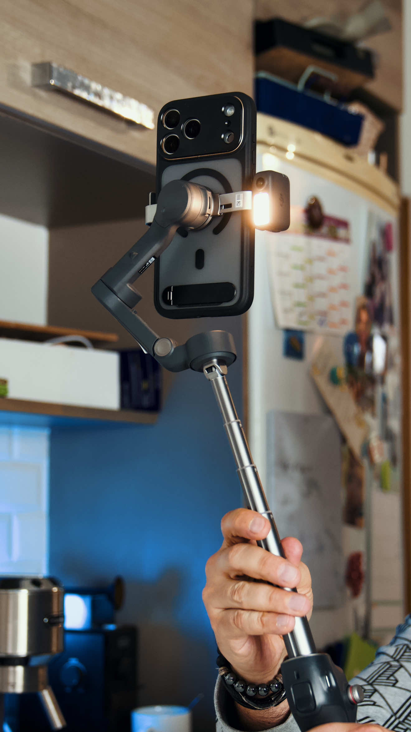 Ce truc, c’est pas juste un stabilisateur — c’est un vrai assistant réalisateur 🎬🔥 Le DJI Osmo Mobile 8 transforme ton iPhone en caméra pro. Il te suit, t’éclaire et te simplifie la vie. 159€, et t’as plus d’excuse pour faire des plans dégueu. #DJI #iPhone #Tech #Stabilisateur #Mobile8     
