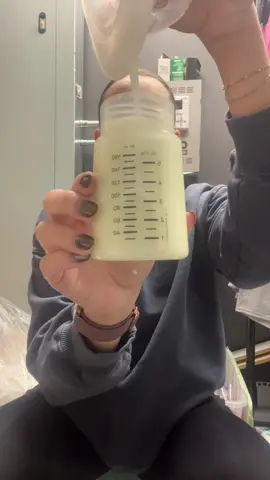 7oz in the storage room! #firsttimemom #4monthspostpartum #pumpandpour #breastmilk #momcozym5 