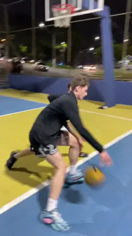 Chamei o gigante pro mano a mano olha oque aconteceu 😈 @IGOR HOLANDA  #basquetebrasil #streetball #basketball #StreetBasket #basquete 