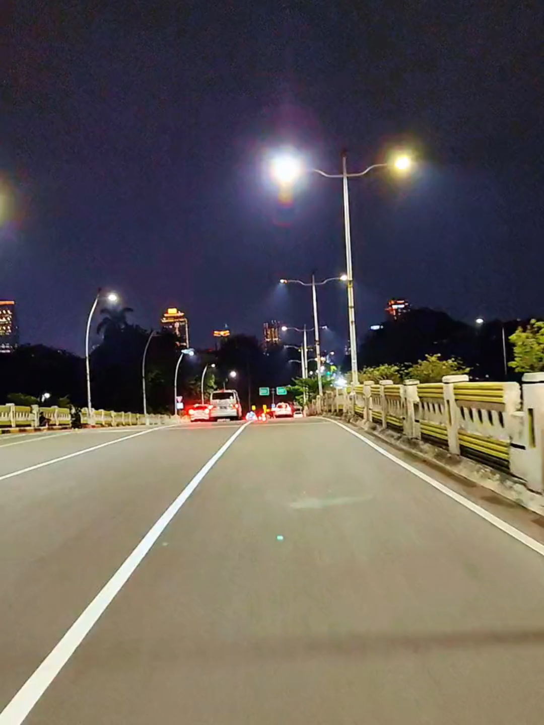 videonya boleh di edit ulang atau mau di share ke story kalian silahkan , vibes jembatan Ciliwung Latuharhari .. go home dulu kita  #viral #fyp #estetik #trending #tiktoktravel #JalanJalan