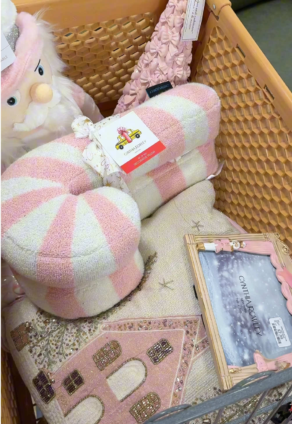 Tis’ the Pinkmas season🎀❄️🩰 @HomeGoods  #pinkmasshopping #pinkmasfinds #pinkmas #fancylikegracie #pinkchristmasdecor 