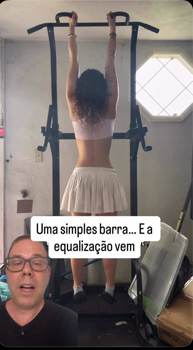 🧘‍♀️✨ O poder do alongamento e da gravidade! . Ela se pendura na barra e deixa o corpo se esticar naturalmente, permitindo que o peso e a gravidade façam o trabalho de realinhamento. Com o passar dos segundos, dá pra ver o corpo dela se equalizando, os dois lados — esquerdo e direito — ficando na mesma altura, equilibrados e harmônicos. ⚖️ . Esse tipo de alongamento ajuda a descomprimir a coluna, aliviar tensões e melhorar a postura, trazendo sensação de leveza imediata. 🌿 Às vezes, o corpo só precisa de espaço pra se ajustar sozinho. . 💭 Você já experimentou se alongar deixando a gravidade agir? . . . 💳 @ sofiabuafitness ⚠️To the creators: I’ve noticed that you’ve allowed remixing your videos. So I’ve made a remix of it, and of course, giving the proper credit. If there’s any inconvenience or if you prefer me to remove it from my page, please let me know that I will do so immediately. Thanks in advance and congratulations for the content. . . . Consulte sempre seu médico antes de fazer qualquer atividade física ou massagem. Isso não é uma recomendação médica. Tem caráter informativo. . . . #truquesdobebe #bemestar #saude #autocuidado #vaiprafy 