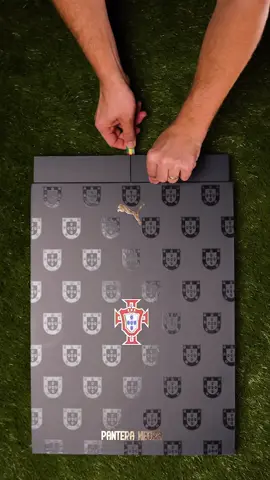 🔥🇵🇹 Nas cores da história, o legado vive! A nova camisa de Portugal 25/26 homenageia o eterno Eusébio, a Pantera Negra 🖤⚽ Um símbolo de garra, talento e paixão que continua inspirando gerações! 🙌 #Portugal #Eusébio #SeleçãoDasQuinas #NovaCamisa #OrgulhoLusitano 