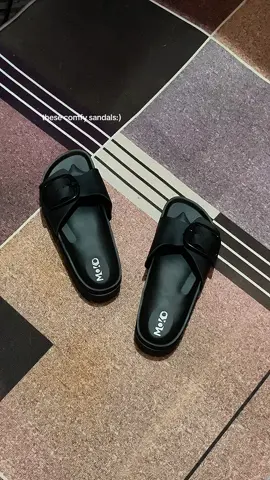 #slippers #sandals #summersandals #comfysandals #footwear 