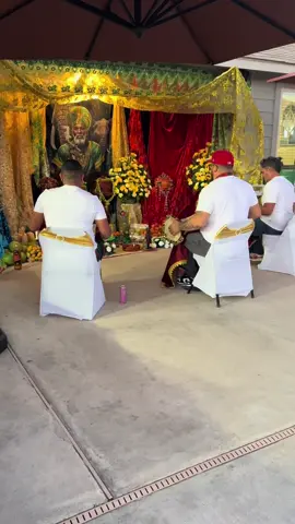 ⸻ 🌿✨ Trono a Obatalá – La pureza hecha presencia ✨🤍 Cada detalle, cada flor, cada símbolo… refleja la calma, la sabiduría y la luz del dueño de todas las cabezas. En Orishas Tronos & Altares trabajamos con respeto, fe y devoción, para que cada obra sea un homenaje digno a tu santo. 🙏🏽 👑 Personalizamos altares, tronos y decoraciones religiosas en Houston. 🕊️ Lleva la energía de Obatalá a tu celebración, con elegancia y armonía. 📍Contáctanos y haz que tu ceremonia sea un reflejo de tu fe. #Obbatala #Orishas #TronosReligiosos #Ifa #Osha      