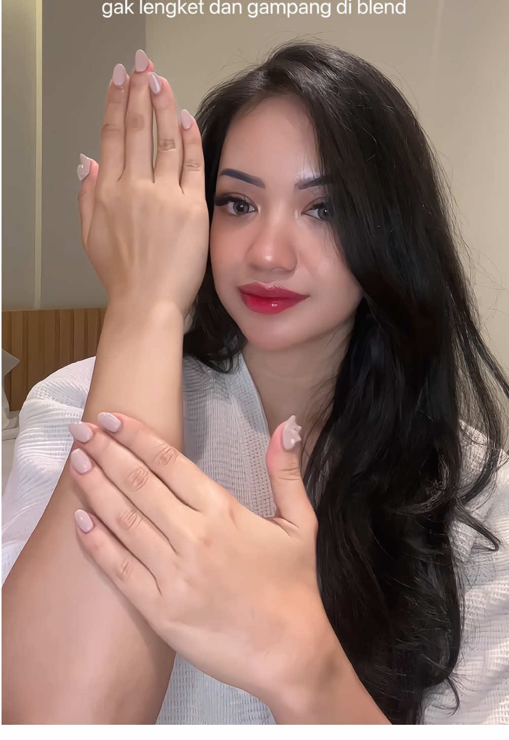 Self-care is a confidence boost. Dan merawat kulit aku setiap hari adalah caraku pelan-pelan mencintai diri sendiri 🤍 #livingmybestlife #selflove  #bodylotion #bodycare #elumor