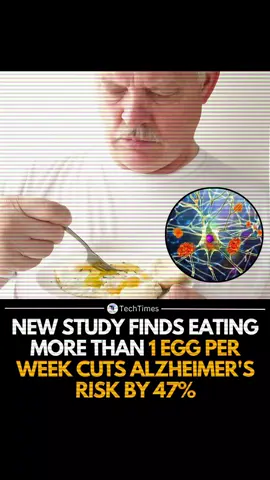 A groundbreaking study has revealed that consuming just over one egg per week can significantly reduce the risk of Alzheimer’s disease by nearly half. Researchers attribute this to essential nutrients found in eggs — especially choline, vitamin B12, lutein, and omega-3 fatty acids — all of which play key roles in maintaining brain structure, reducing inflammation, and preserving memory function. Choline, found primarily in egg yolks, supports the production of acetylcholine, a neurotransmitter critical for learning and memory. At the same time, lutein acts as an antioxidant that protects neurons from oxidative damage, while omega-3s improve communication between brain cells. The combination of these nutrients appears to slow brain aging and enhance cognitive resilience, particularly in older adults. Participants who regularly ate eggs performed better on memory and attention tests and showed slower rates of brain shrinkage in MRI scans. Scientists now believe this simple dietary habit could become a natural and accessible defense against cognitive decline — proving that sometimes, powerful prevention starts with something as humble as an egg. #BrainHealth #AlzheimersPrevention #NutritionScience #HealthyAging #EggFacts 