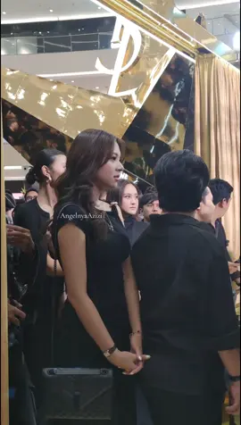 Kamu adalah makhluk terindah yang pernah aku lihat berjalan di bumi ini. Kamu mungkin tidak tahu betapa cantiknya kamu atau seberapa cemerlang kamu bersinar, kalau aku bunga matahari maka aku tidak akan melihat ke arah matahari untuk hidup tapi aku akan melihat ke arahmu, Terima kasih ya menjadi alasan aku mau untuk hidup lebih lama @zee asadel 🫶 #ysl #zee #zeeasadel #aziziasadel #beauty 