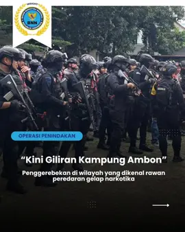 Setelah Kampung Bahari, Kini Giliran Kampung Ambon Digerebek BNN! BNN RI bersama Polda Metro Jaya kembali menggelar operasi gabungan di kawasan Kampung Ambon, Cengkareng, Jakarta Barat, Kamis (6/11/2025). Lokasi ini sudah lama dicurigai menjadi titik rawan peredaran gelap narkotika. Operasi ini dilakukan hanya sehari setelah penggerebekan besar di Kampung Bahari, Jakarta Utara. Operasi ini menegaskan bahwa perang melawan narkoba dilakukan secara masif dan berkelanjutan. “Tidak ada tempat aman bagi sindikat narkoba. Kami akan terus menyapu bersih hingga ke akar-akarnya.” Laporkan aktivitas mencurigakan ke Call Center BNN 184. Bersama, kita jaga generasi dan wujudkan Indonesia Bersinar – Bersih Narkoba! #WarOnDrugsForHumanity #BNNRI #IndonesiaBersinar #StopNarkoba 