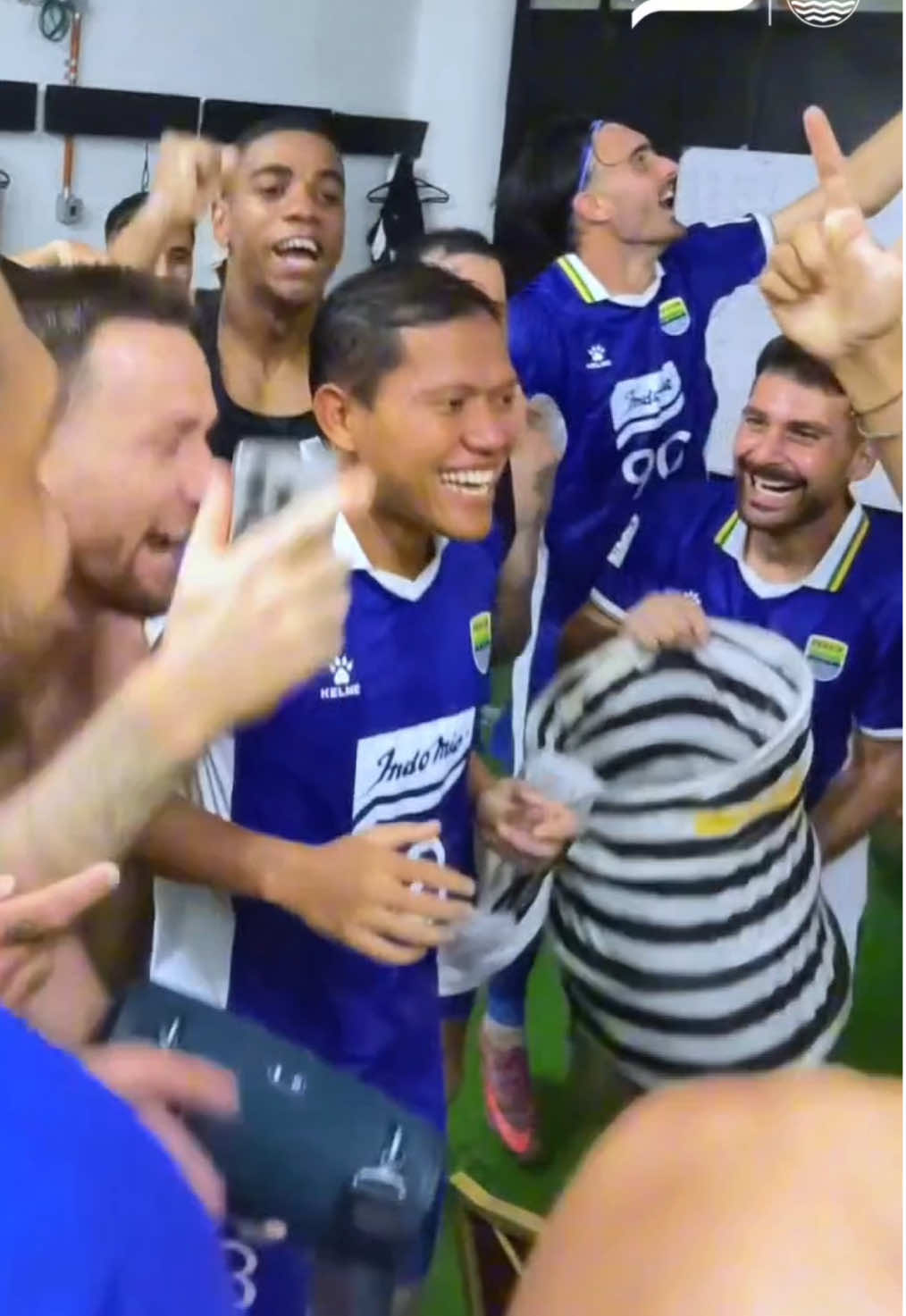 Biasakan nonton PERSIB sampai menang 🥶💙 #PERSIB #WeArePERSIB #OlahragaTiktok 